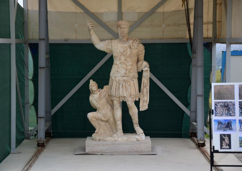 Illustration for article titled Descubren una monumental estatua de tres metros del emperador romano Trajano bajo una antigua fuente en Turquía